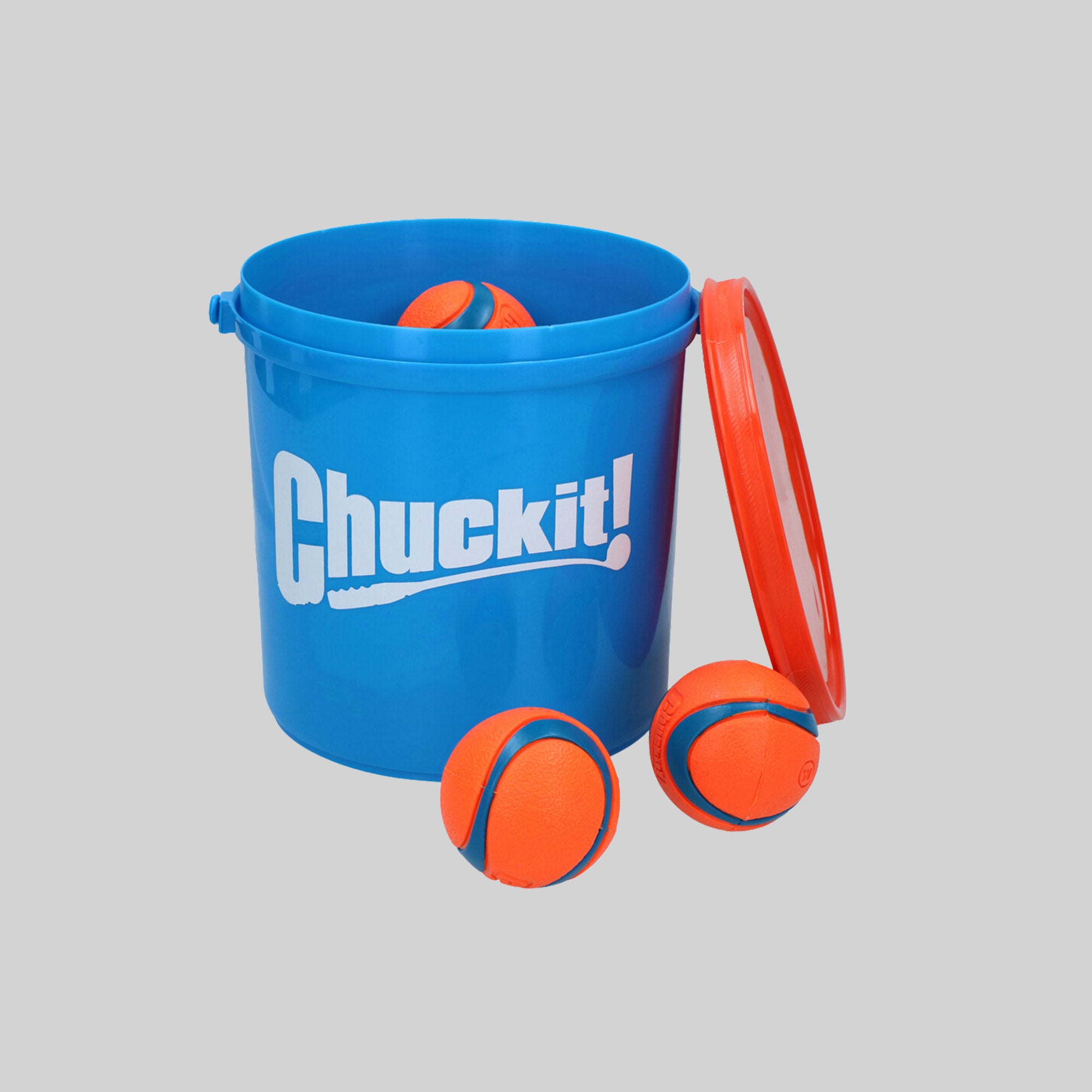 "Chuckit! Bucket Ultra Ball M" dog toy – 8-piece set in bucket, durable natural rubber dog balls, floatable and long-lasting.